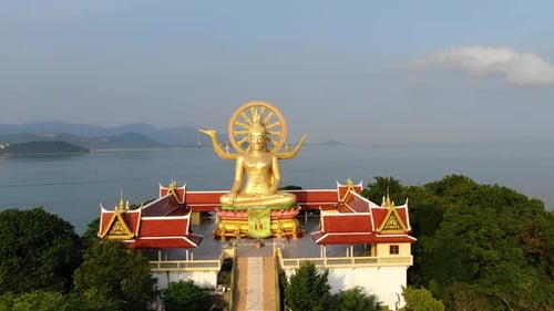 Monument emblématique de la Thaïlande. Vue aérienne du temple doré du Bouddha