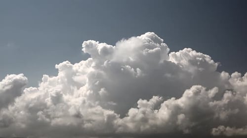 Cumulus se déplaçant tout en restant immobile par temps ensoleillé