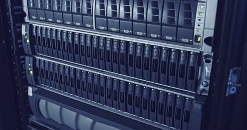 Amplia sala de servidores informáticos en un centro de datos