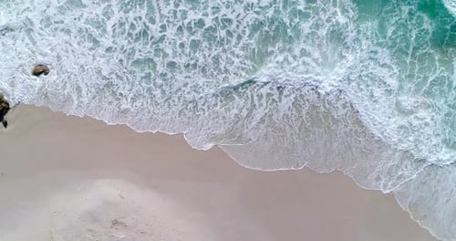 Luftaufnahme des Strandes an einem sonnigen Tag