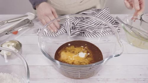 Zutaten mischen, um Schokoladen-Himbeer-Cupcakes zu backen.