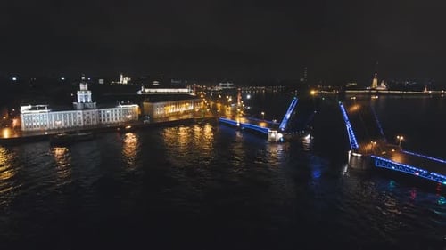 Brücke mit Beleuchtung über den Fluss bei Nacht