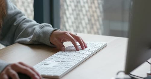 Frauentyp auf Desktop-Computer