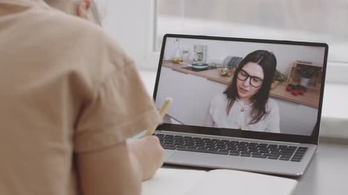 Mädchen lernt mit Lehrer am Laptop