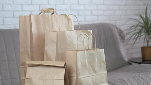 Bolsas orgánicas artesanales sobre mesa