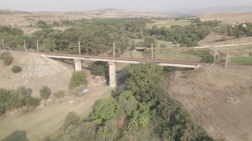 Luftaufnahme der leeren Eisenbahnbrücke in der Region Samtskhe-Javakheti, Georgien.