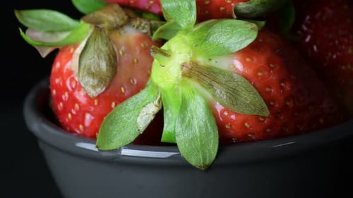 Natürliche Erdbeeren auf schwarzem Hintergrund