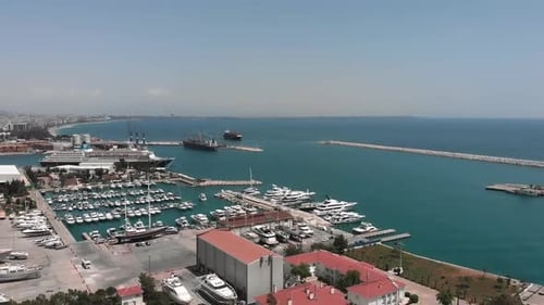 Industrieschiff für Export- und Importlogistik. Fischerboote am Seehafen.