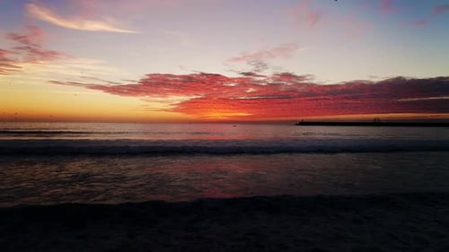Coucher de soleil époustouflant sur la mer, coucher de soleil orange vif sur l'eau de mer
