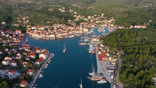 Kroatien. Luftaufnahme der Stadt. Urlaub und Abenteuer. Stadt und Meer.