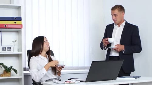 Kollegen bei der Arbeit trinken Kaffee und reden