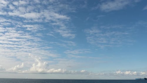 Zeitrafferaufnahmen von Wolken, die über dem Meer schweben.