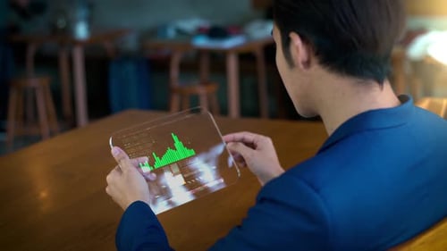 Homme d'affaires utilisant un concept de tablette transparente