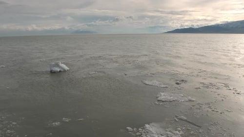 Rückwärts über eisiges Wasser fliegen und Eishaufen freilegen