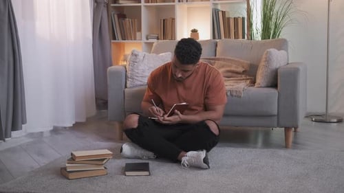 Startseite“ Studium“ Lernen“ Hobbykerl mit Büchern