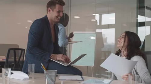 Деловые люди, работающие в офисе