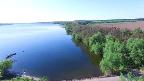 Blick auf die Flusslandschaft. Luftaufnahme des Flusses mit grünen Feldern