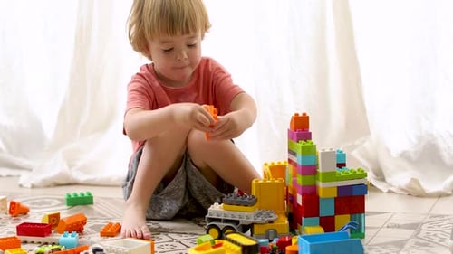 Un niño pequeño construye bloques de colores