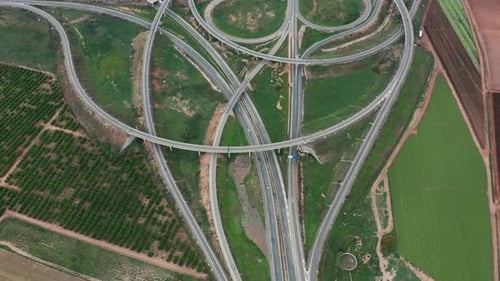 Luftaufnahme. Autobahn, mehrstöckige Verbindungsstraße mit fahrenden Autos. Autos bewegen sich auf mehreren Ebenen