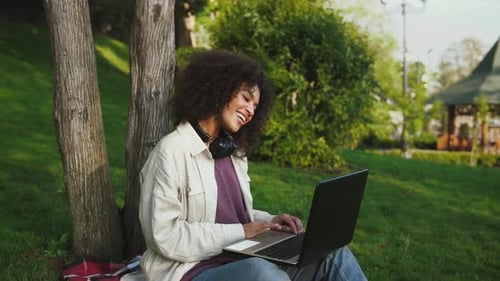Ethnisches schwarzes Model winkt mit der Hand und sagt Hallo und lacht online mit Videoanruf