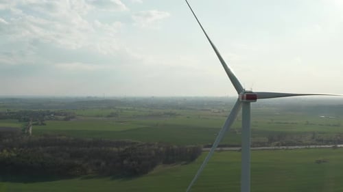 LUFTAUFNAHME: Nahaufnahme einer Windmühle, die sich durch die Kraft des Windes dreht und erneuerbare Energien erzeugt