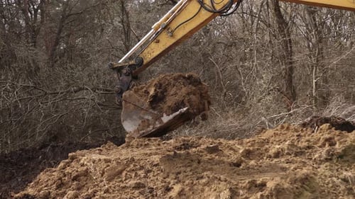 Baggerlader durch Graben von Boden auf der Baustelle