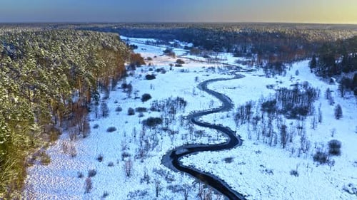 Luftaufnahme des Winters. Verschneiter Fluss nach Whiteout im Winter.