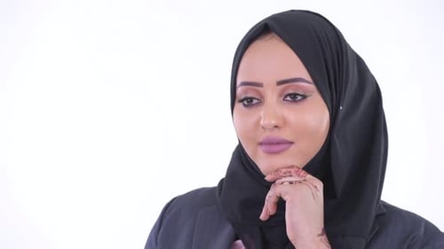 Gesicht einer glücklichen jungen afrikanischen muslimischen Geschäftsfrau, die denkt und aufschaut