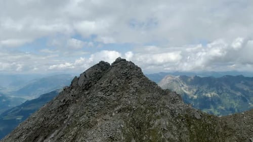 Vue aérienne des Alpes près de Zillertal en Autriche.