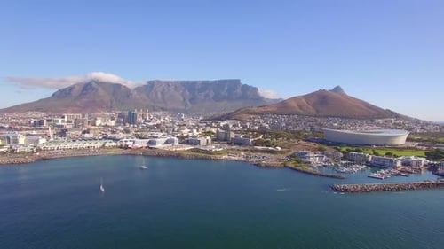 Drohnenansicht von Kapstadt, Südafrika mit Tafelberg und Stadion.