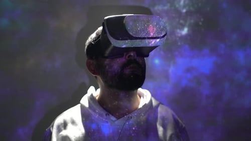 Virtual-Reality-Metaverse-Konzept. Junger Mann mit Virtual-Reality-Brille mit Raum kopierte ein Projekt