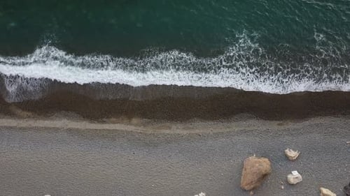 Luftbild von oben auf azurblaues Meer und Pebbles Beach