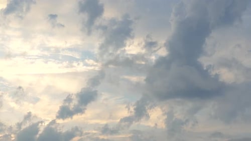 Wunderschöne Wolkenlandschaft mit Wolkenschichten, die sich nach einem stürmischen Wetter schnell in verschiedene Richtungen bewegen