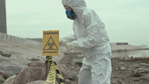 Wissenschaftler installiert Warnschild auf Biogefährdungsgebiet