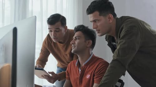 Équipe de spécialistes informatiques travaillant en collaboration au bureau