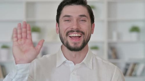 Mann winkt mit der Hand, um Hallo zu sagen