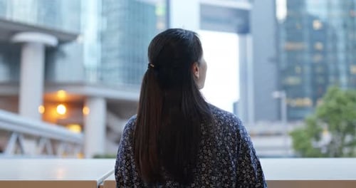 Femme regarde autour d'elle dans la ville