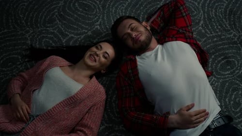 Hombre Mujer con los ojos cerrados en el suelo