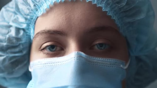 Les yeux d'un médecin fatigué en gros plan. Un médecin portant une casquette médicale et un masque aux yeux tristes a l'air