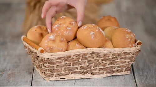 Frische Brötchen im Korb in der traditionellen französischen Bäckerei