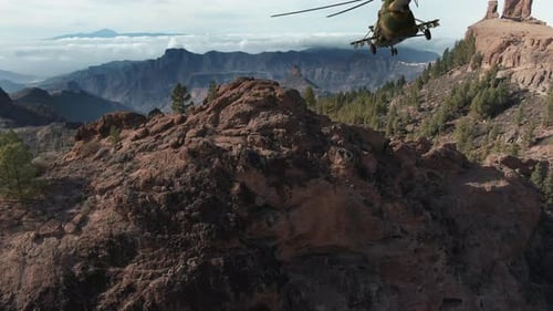 Invasion aérienne militaire par hélicoptère 4K