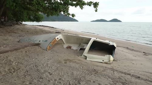 Abgerissenes Boot am Strand