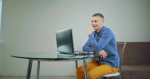 manager talks looking into laptop display at home