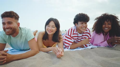 Gruppe von Freunden, die Spaß am Strand haben.