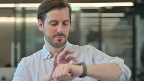 Porträt eines Mannes mit Smartwatch