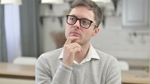 Nachdenklicher junger Mann denkt neue Idee
