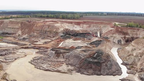 Cantera minera a cielo abierto con mucha maquinaria. Cantera de mineral de hierro a vista de pájaro.