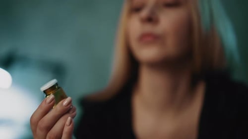 Une femme souriante prend un poison dangereux assise au bureau