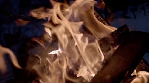 Nahaufnahme Super Zeitlupe von Fire Line isoliert auf schwarzem Hintergrund