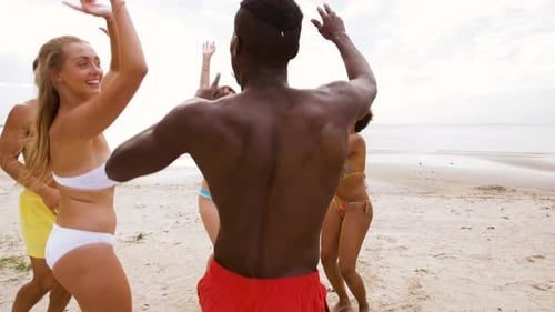 Joyeux amis dansant à la fête estivale sur la plage 16